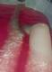 gambe in vasca acqua rosa
